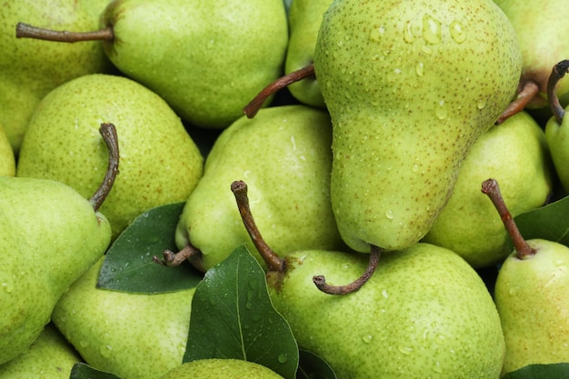 Veel verse rijpe peren met waterdruppels als achtergrond close-up