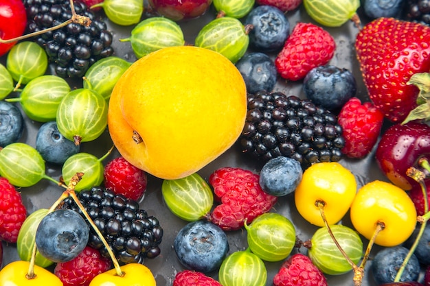 Veel verse verschillende bessen. nuttige vitamine gezond voedsel fruit. gezond plantaardig ontbijt