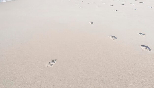 Veel voetafdrukken op het witte zand van het strand.
