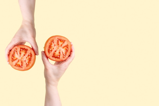 Veel vrouwelijke handen met tomaten