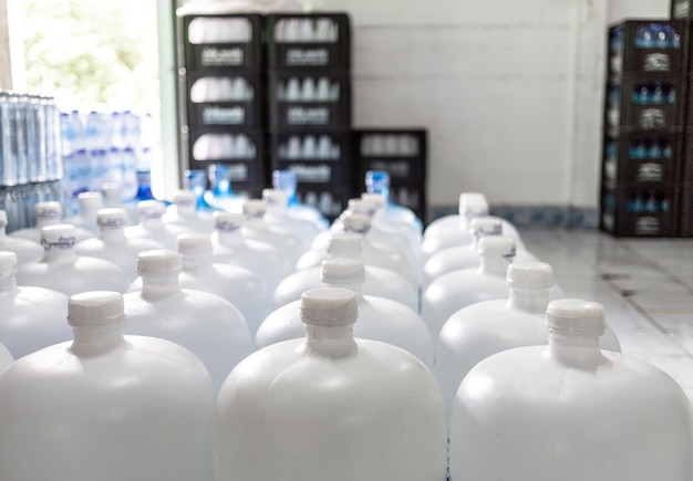 Veel water witte gallon met witte doppen Bottelinstallatie water bottellijn voor verwerking