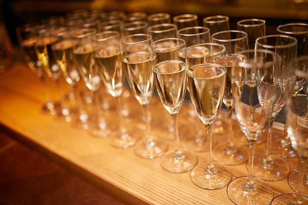 Veel wijnglazen met een koele heerlijke champagne of witte wijn aan de bar