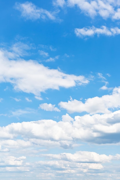 Veel witte gezwollen wolken in de blauwe lucht