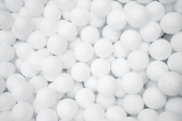 Veel witte plastic ballen voor droog zwembad