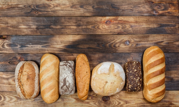 Veel zelfgemaakt vers brood op tafel