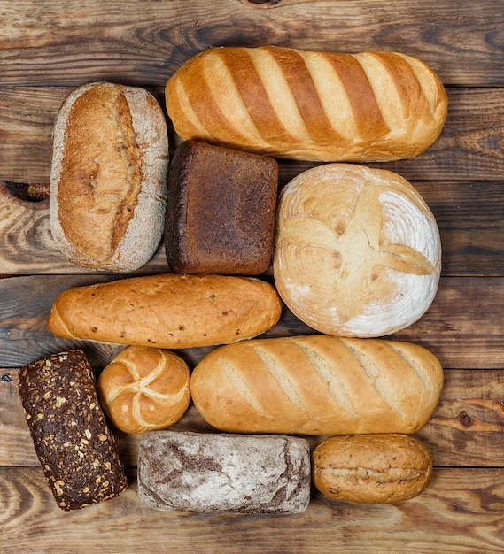 Veel zelfgemaakt vers brood op tafel