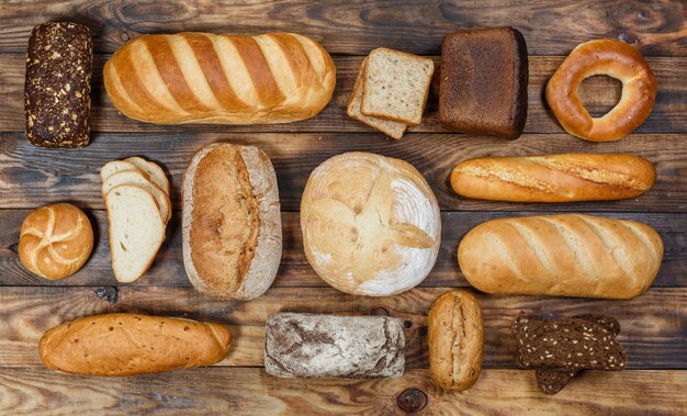 Veel zelfgemaakt vers brood op tafel