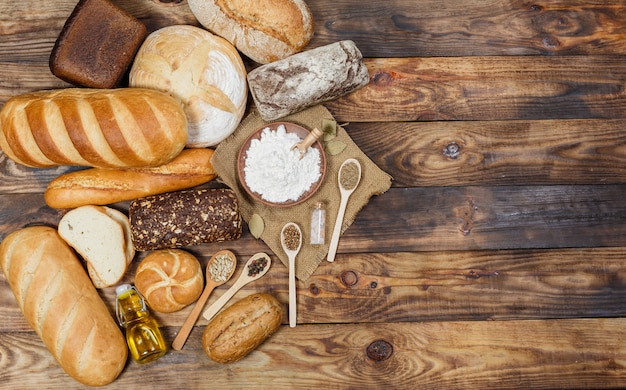 Veel zelfgemaakt vers brood op tafel