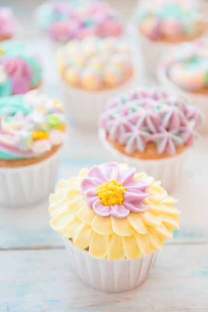 Foto veel zoete verjaardagscupcakes met bloemen en botercrème