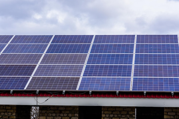 Veel zonnepanelen op een dak van een gebouw