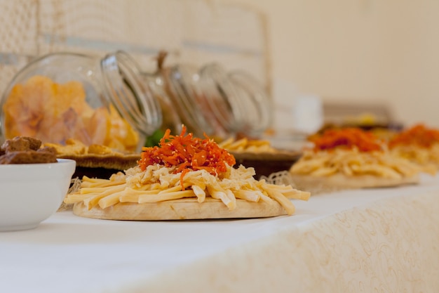 Veel zoute snacks op tafel, veel kaas en crackers op tafel met snacks.