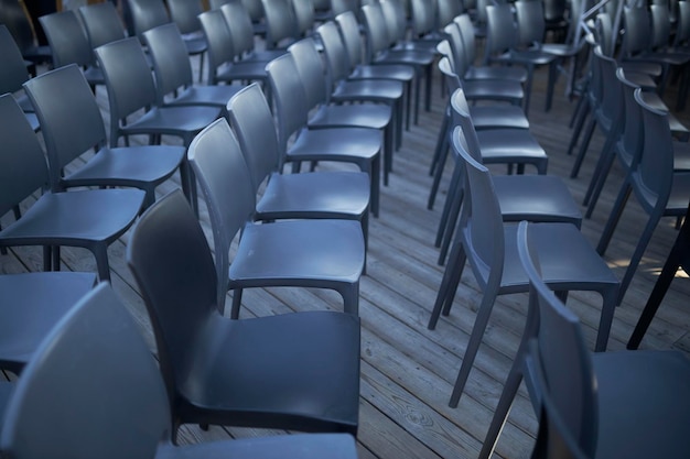 Veel zwarte stoelen op een rij suggestieve reeks stoelen rijen stoelen lege stoelen stoelrij