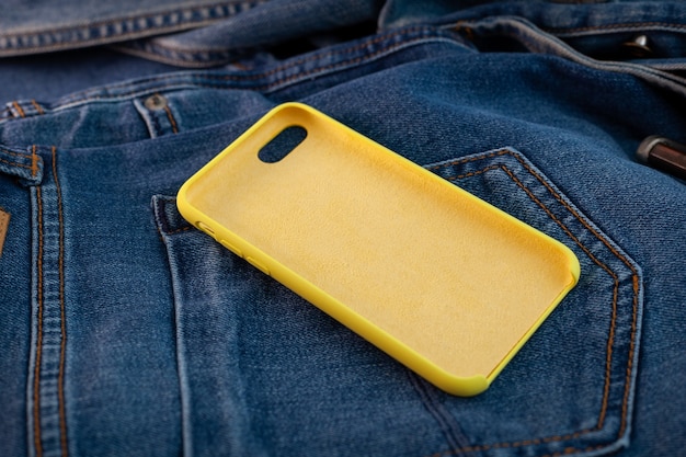 Veelkleurig telefoonhoesje op een denim achtergrond