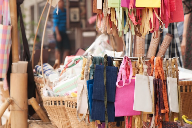 Veelkleurig zakdoek op de markt