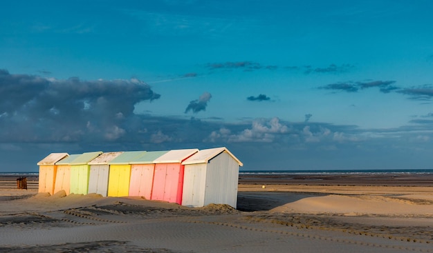 Veelkleurige badcabines opgesteld op het verlaten strand van BerckPlage in de vroege ochtend