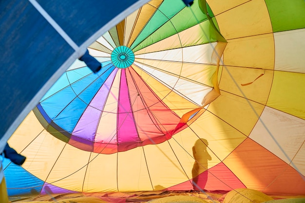 Veelkleurige binnenkant van een heteluchtballon terwijl deze wordt opgeblazen