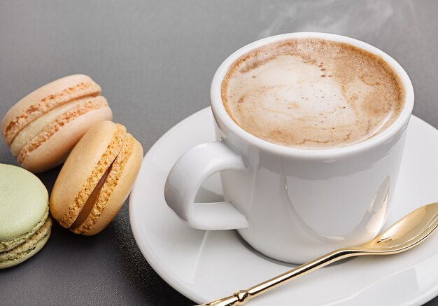 Veelkleurige bitterkoekjes en warme koffie