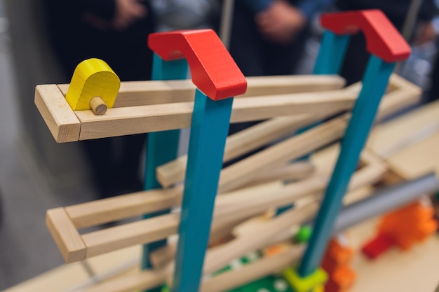 Veelkleurige blokken van een houten constructeur Concept ontwikkeling van kleuters Sluiten
