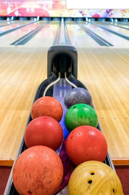 Veelkleurige bowlingballen op voet