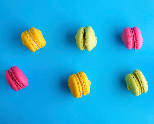 Veelkleurige cake van amandelmeel met room macarons