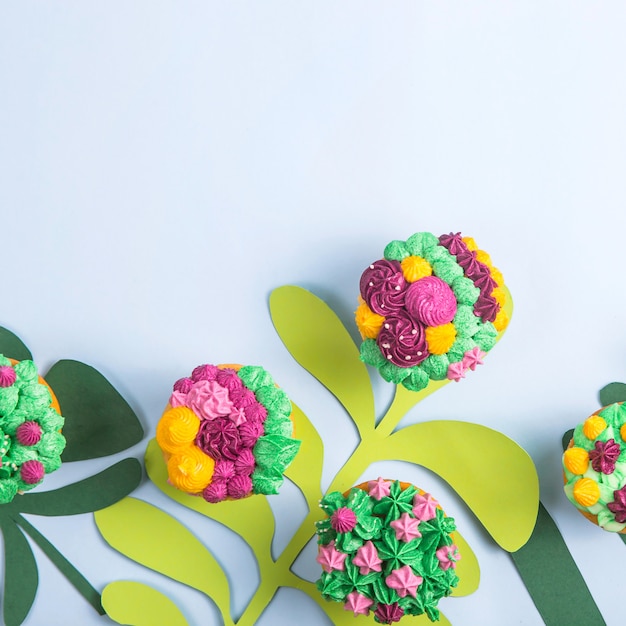 Veelkleurige cupcakes met decoratie zoals kamerplanten vetplanten