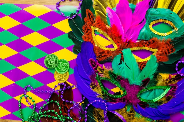 Veelkleurige decoraties voor Mardi Gras-feest op tafel.