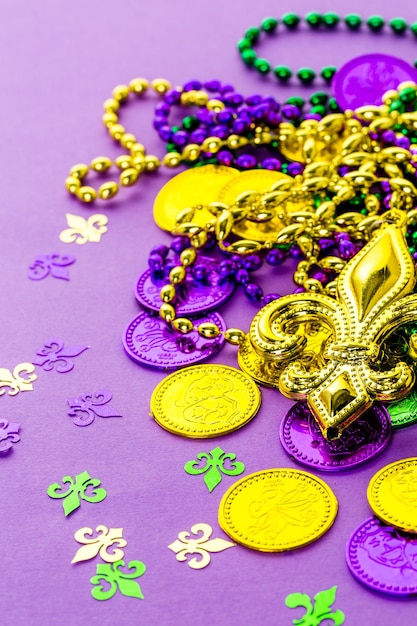 Veelkleurige decoraties voor Mardi Gras-feest op tafel.