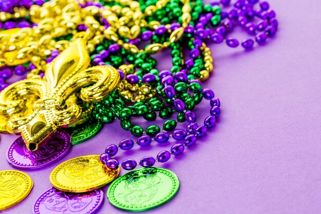 Veelkleurige decoraties voor Mardi Gras-feest op tafel.