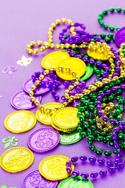 Veelkleurige decoraties voor Mardi Gras-feest op tafel.