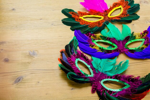 Veelkleurige decoraties voor Mardi Gras-feest op tafel.