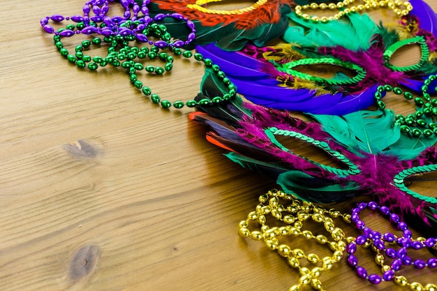 Veelkleurige decoraties voor Mardi Gras-feest op tafel.