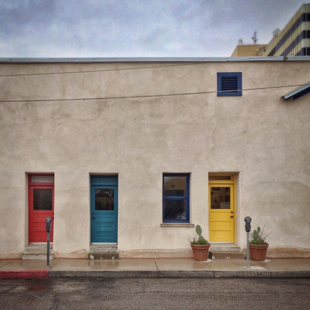Foto veelkleurige deuren van het huis