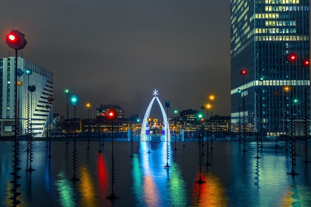 Veelkleurige fontein in de Esplanade De La Defense 's nachts, Parijs, Frankrijk