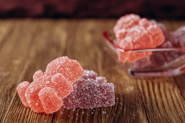 Veelkleurige fruitmarmelade ligt op een witte tafel Recept voor zelfgemaakte gezonde marmelade