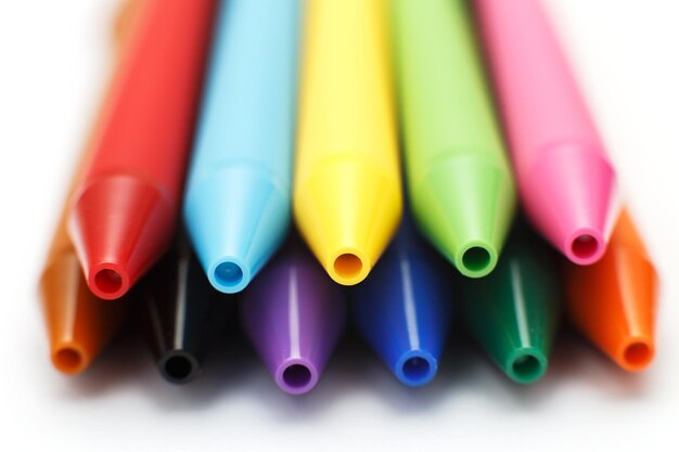 Veelkleurige gel pennen geïsoleerd op een witte achtergrond close-up kopiëren ruimte