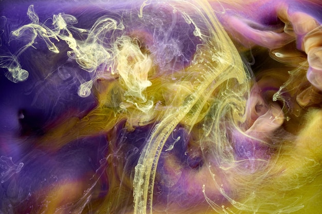 Veelkleurige gele lila rook abstracte achtergrond acrylverf onderwater explosie