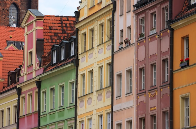 Veelkleurige gevels van oude huizen in de straten van Wroclaw, Polen