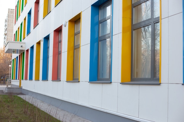 Veelkleurige, grote ramen van een kinderdagverblijf of ziekenhuisgebouw.