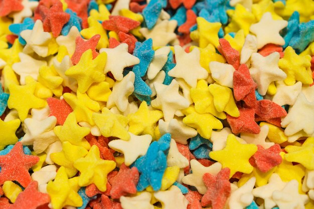 Veelkleurige gummy snoepjes in de vorm van sterren heldere snoep achtergrond als textuur