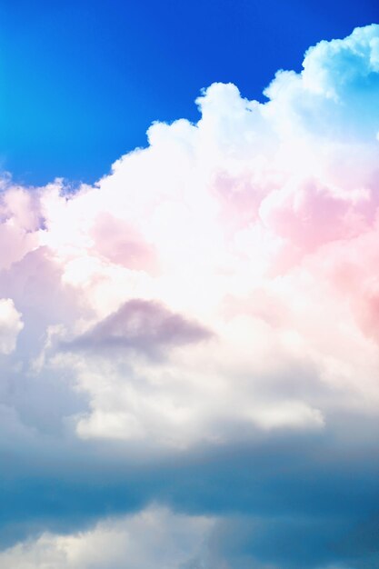 Foto veelkleurige hemelachtergrond hoge wolken in de zomerhemel meteorologische waarnemingen van de lucht