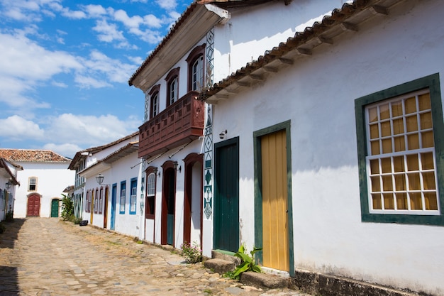 Veelkleurige huizen in de straten van de beroemde historische stad Paraty, Brazilië