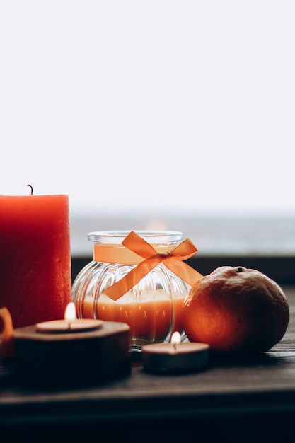 Veelkleurige kaarsen paraffinewas en aromatisch op een houten tafel