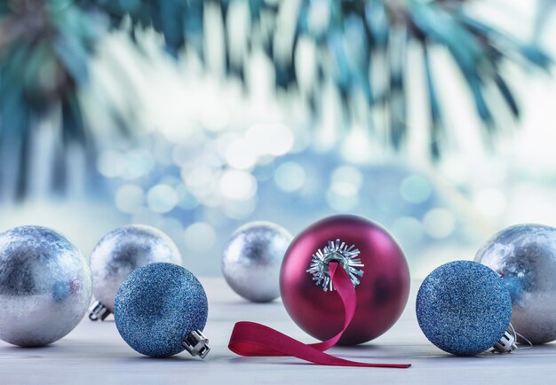 Veelkleurige kerstballen en een vuren tak