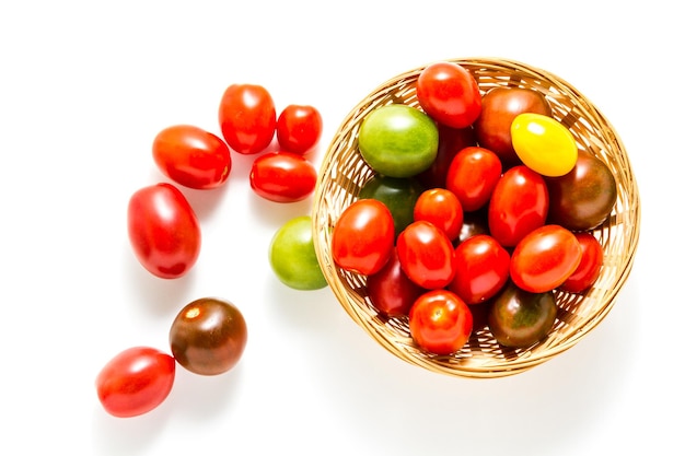 Veelkleurige kerstomaatjes geplukt uit biologische tuin.