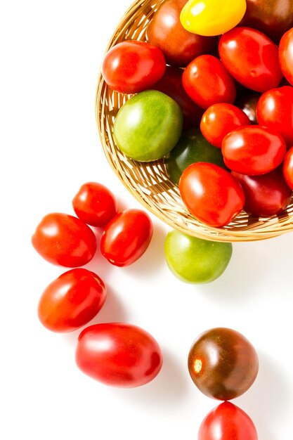 Veelkleurige kerstomaatjes geplukt uit biologische tuin.