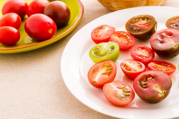 Veelkleurige kerstomaatjes geplukt uit biologische tuin.