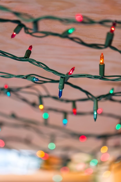 Foto veelkleurige kerstverlichting opgehangen aan het plafond.