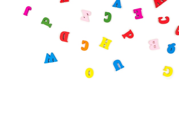 Veelkleurige letters geïsoleerd op een witte