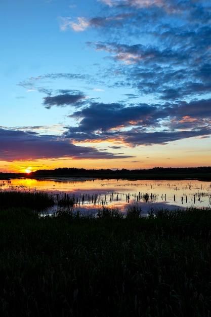 Veelkleurige lucht met wolken tijdens zonsondergang of zonsopgang