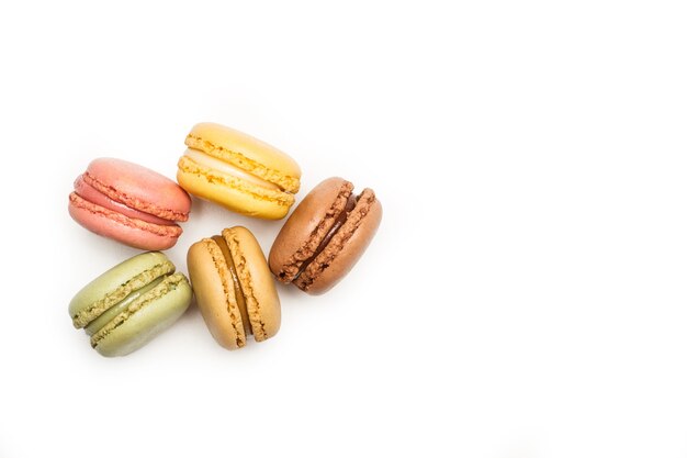 Veelkleurige macarons geïsoleerd op een witte